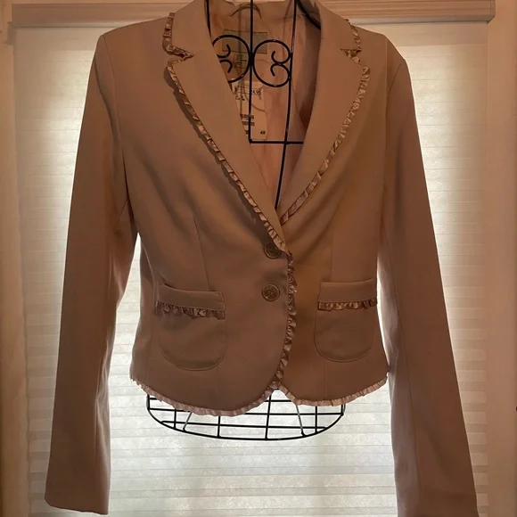 Cute ruffle trim blazer - Picture 2 of 11